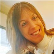 Insegnante di diritto ed economia impartisce lezioni private a studenti della scuola secondaria di secondo grado